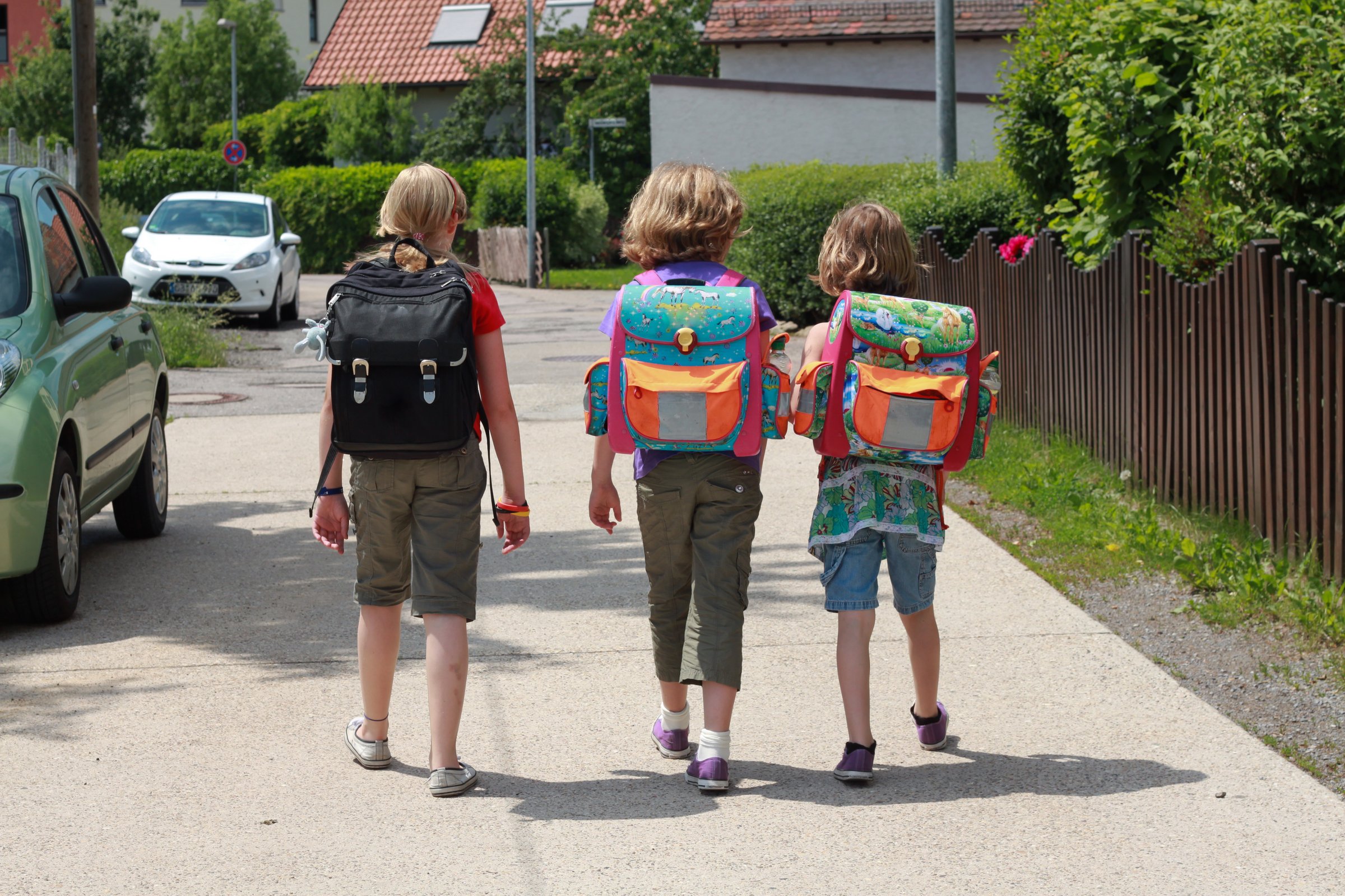 Kinder auf dem Schulweg